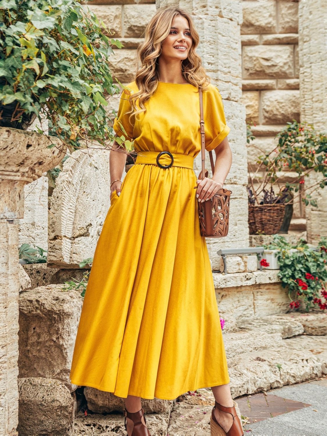 Летнее расклешенное платье из льна желтого цвета - фото