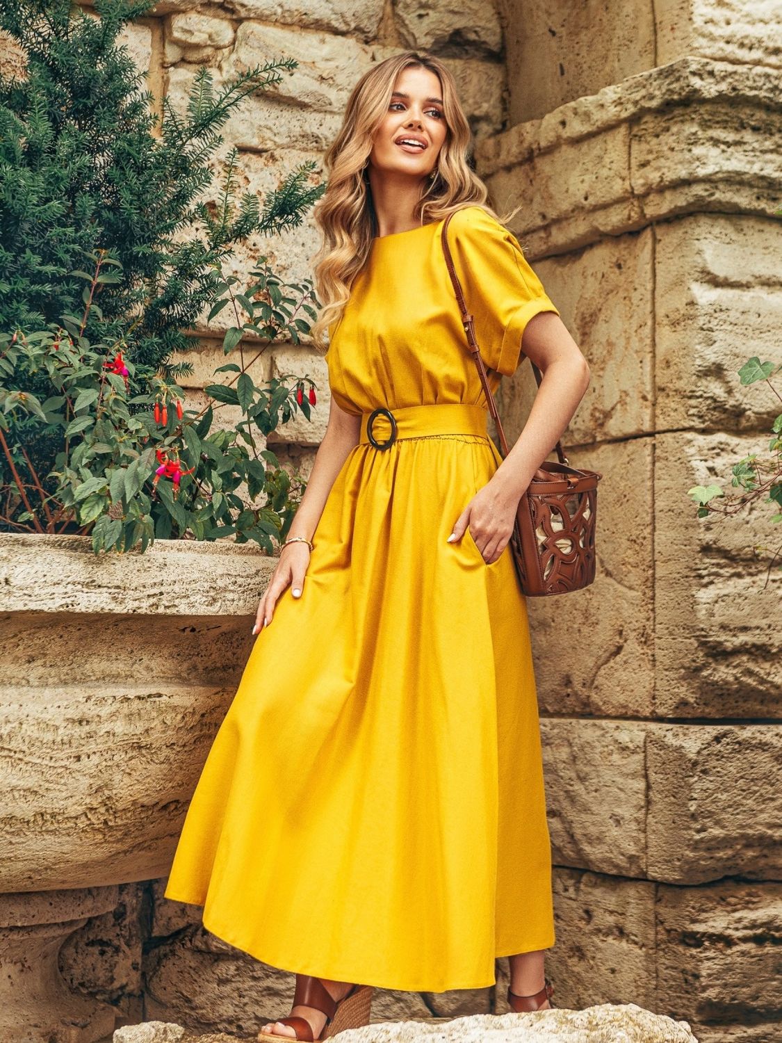 Летнее расклешенное платье из льна желтого цвета - фото