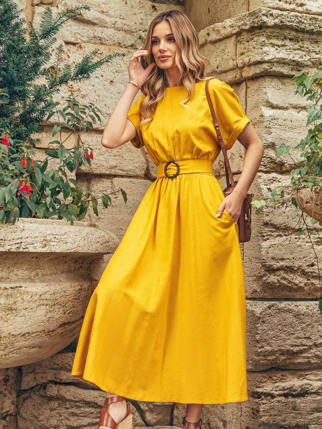 Літнє розкльошене плаття з льону жовтого кольору - фото