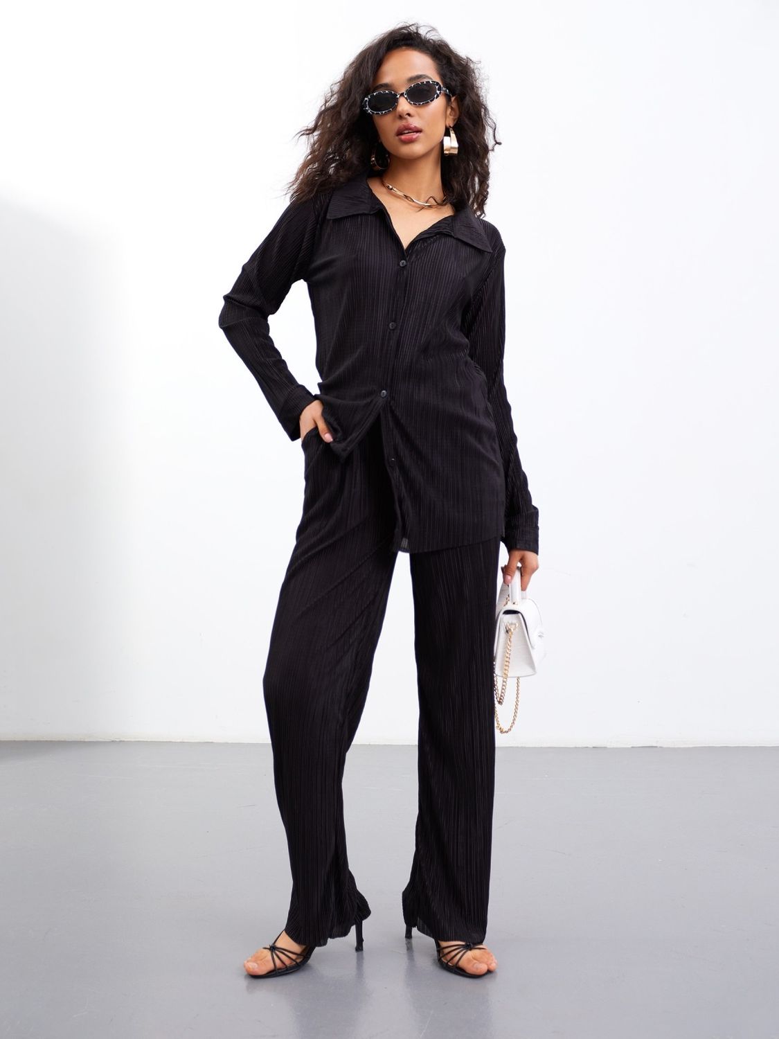 Модный женский костюм с брюками черного цвета - фото