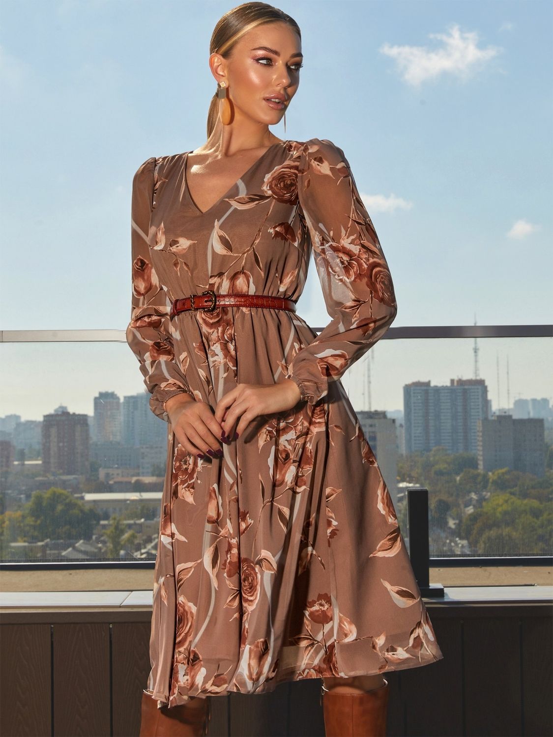 Шифонова сукня з V-подібним вирізом горловини - фото
