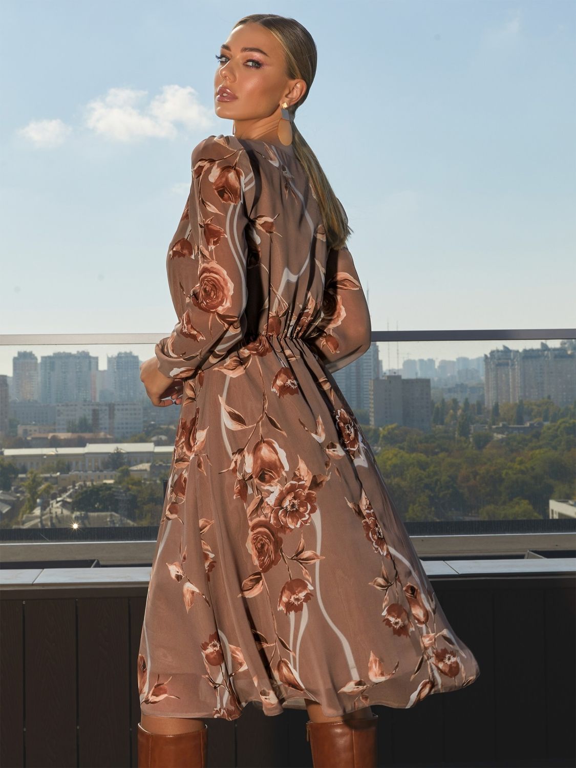 Шифонова сукня з V-подібним вирізом горловини - фото