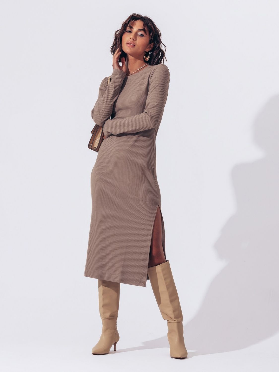 Трикотажное платье с разрезом на ноге бежевого цвета - фото