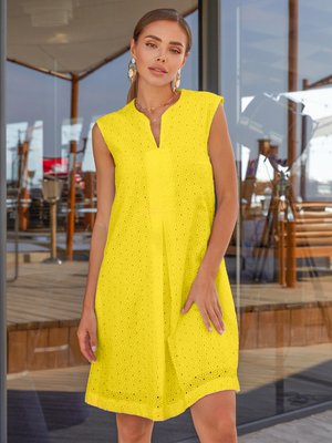 Летнее платье трапеция из прошвы желтого цвета - фото