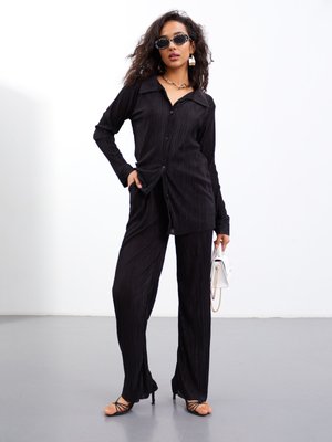 Модний жіночий костюм з брюками чорного кольору - фото