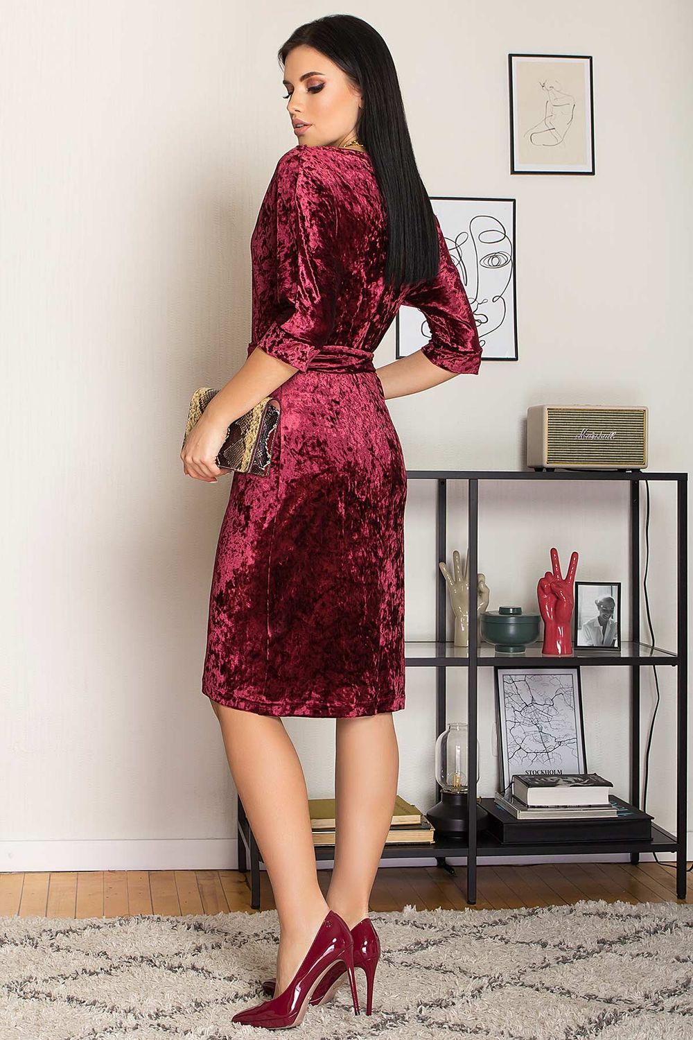 Красивое бархатное платье-футляр бордовое - фото