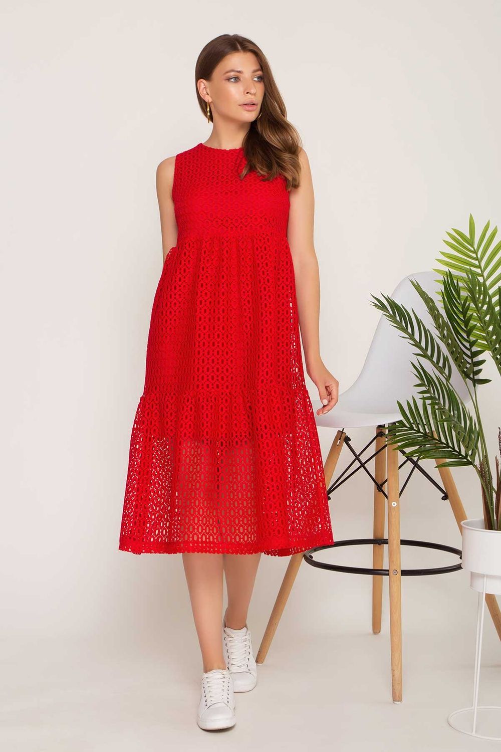 Летнее гипюровое платье миди с высокой талией красное - фото