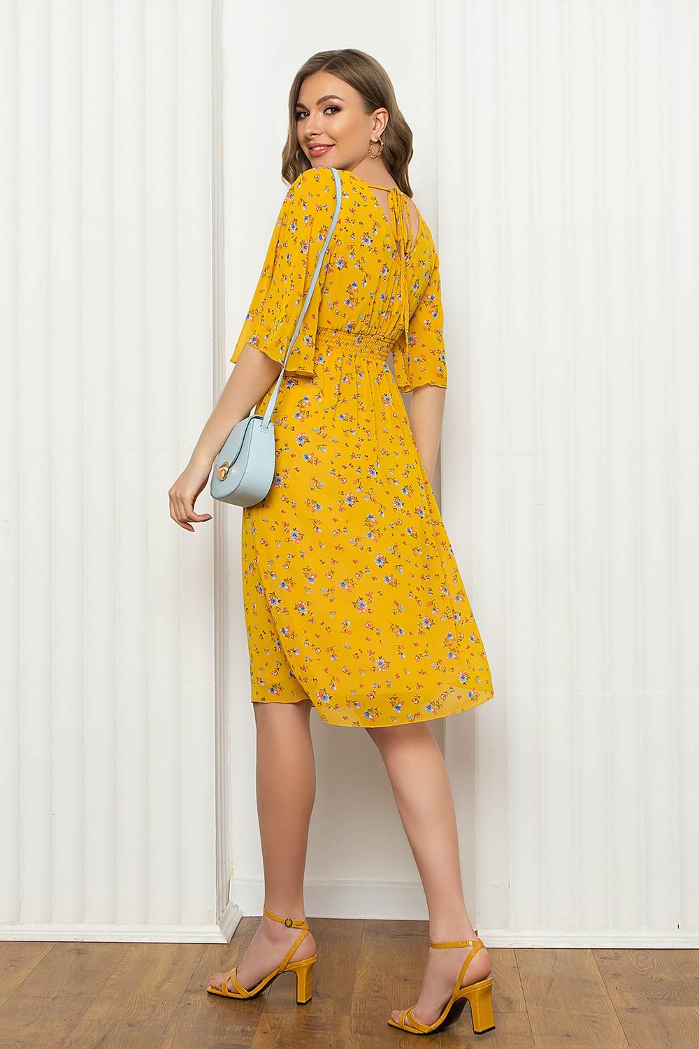 Шифоновое летнее платье в высокой талией желтое - фото