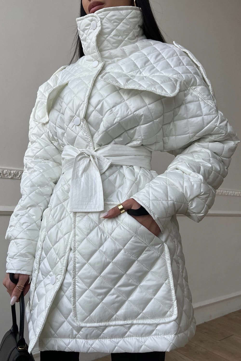 Стеганая весенняя куртка оверсайз белого цвета - фото