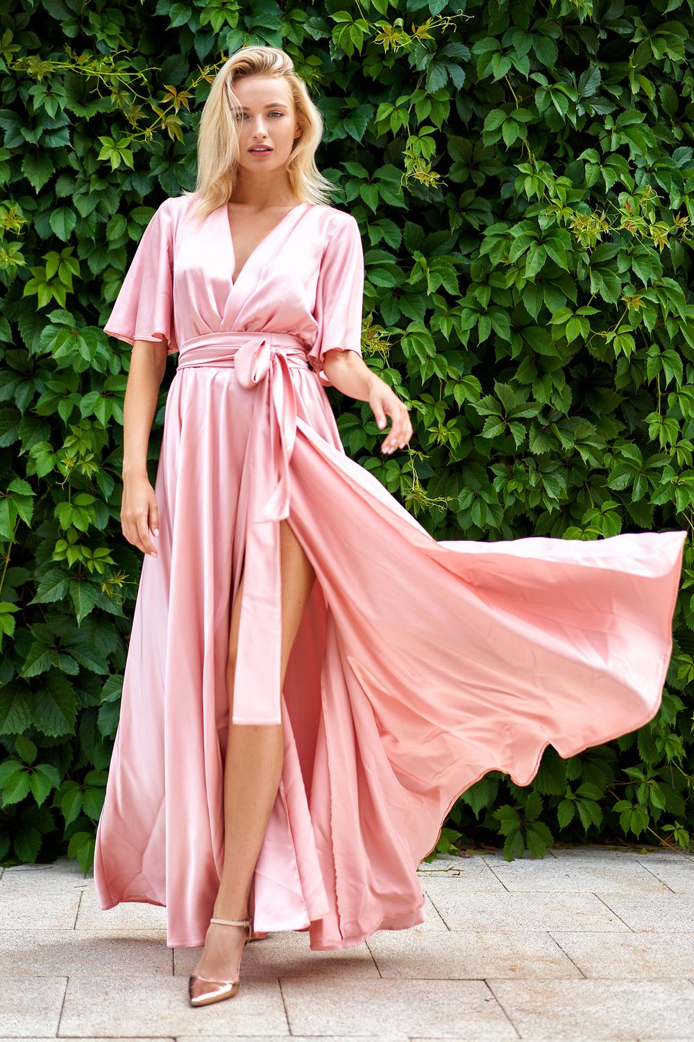 Шелковое вечернее платье в пол с разрезом персиковое - фото