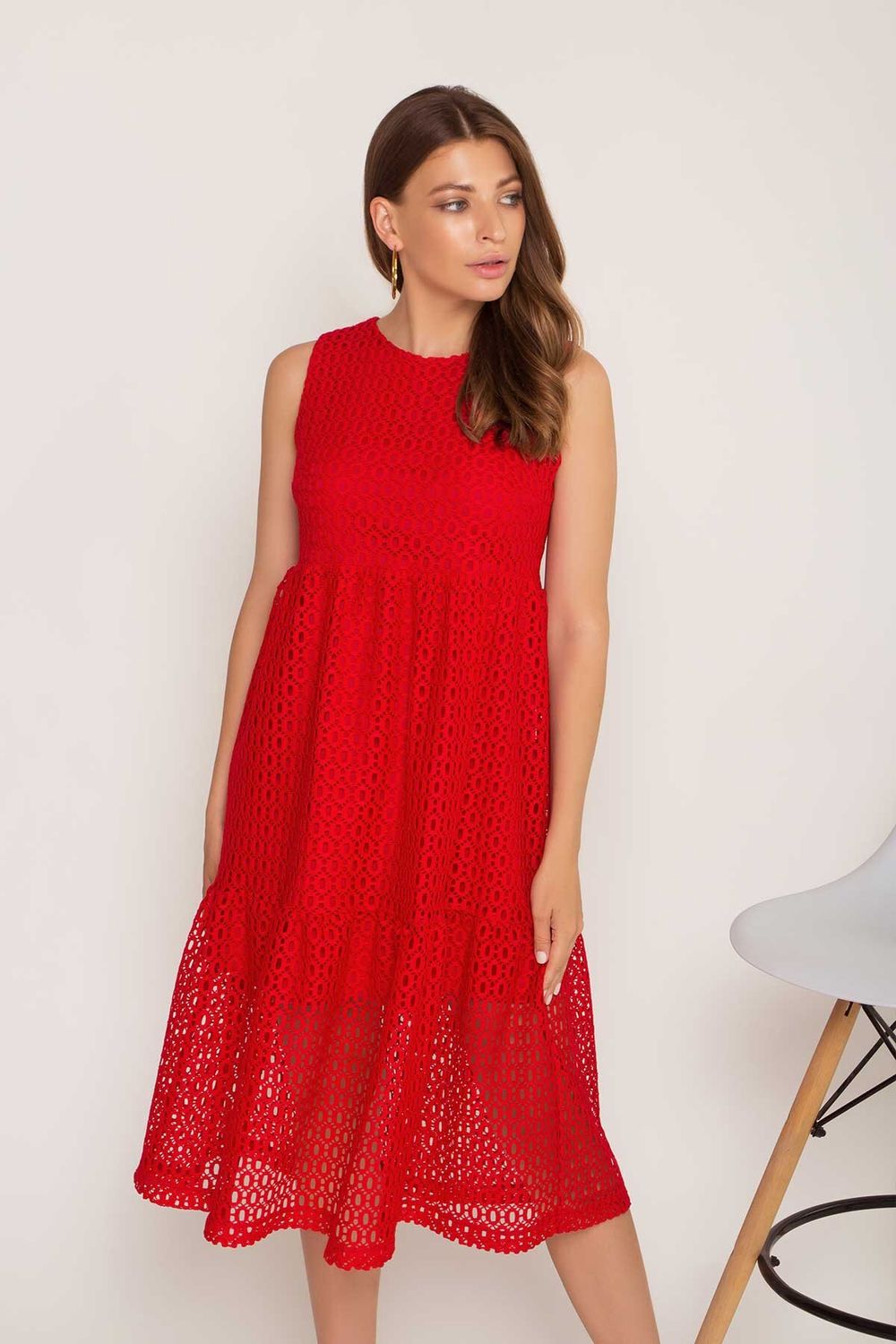 Літнє гипюрове плаття міді з високою талією червоне - фото