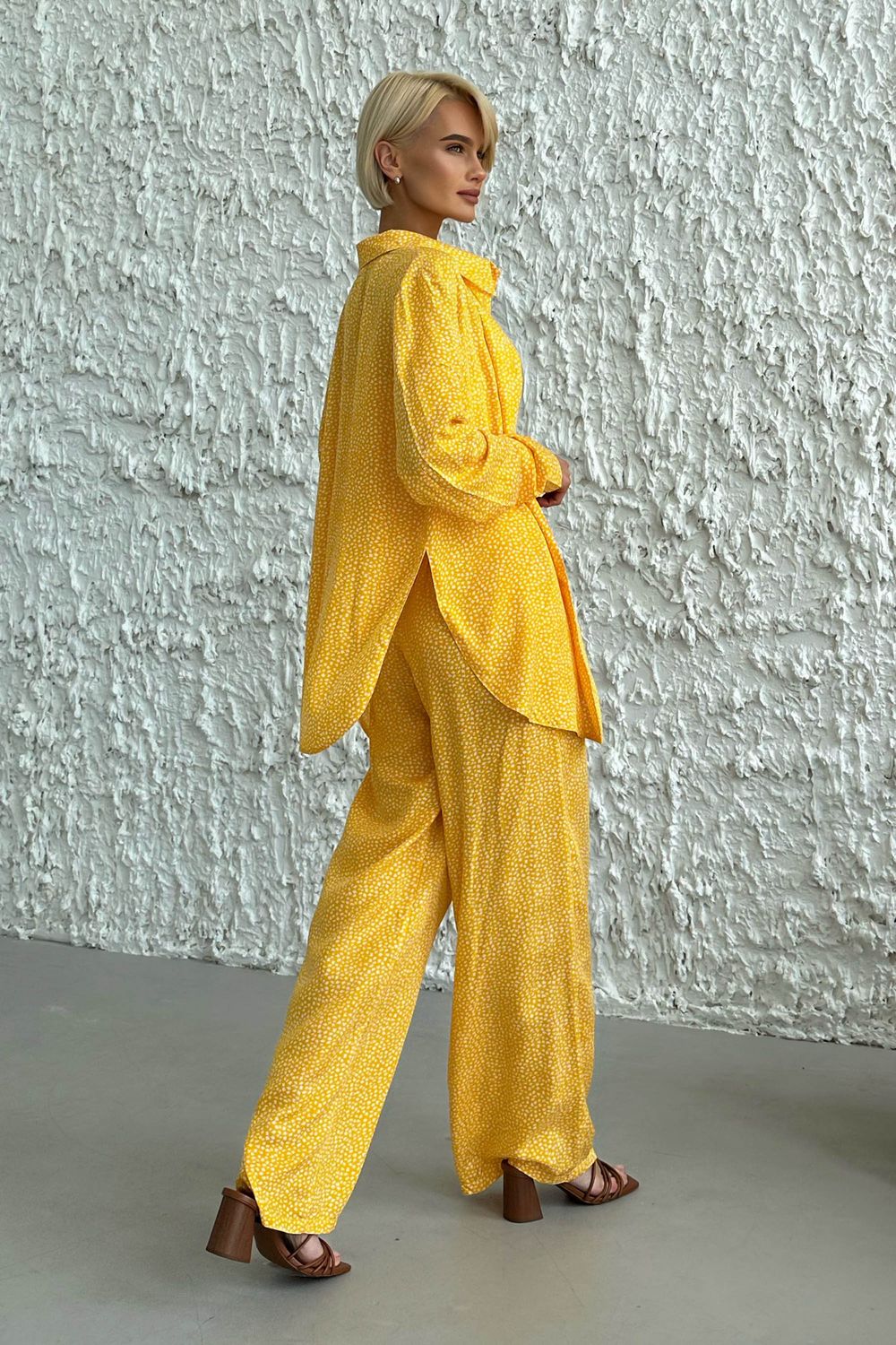 Летний брючный костюм тройка желтого цвета - фото