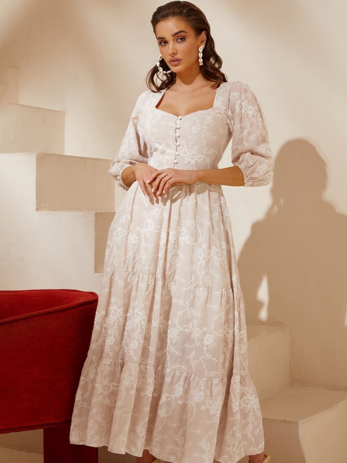 Элегантное платье с вышивкой и воланом - фото