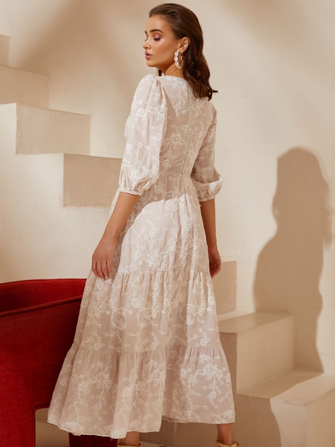 Элегантное платье с вышивкой и воланом - фото