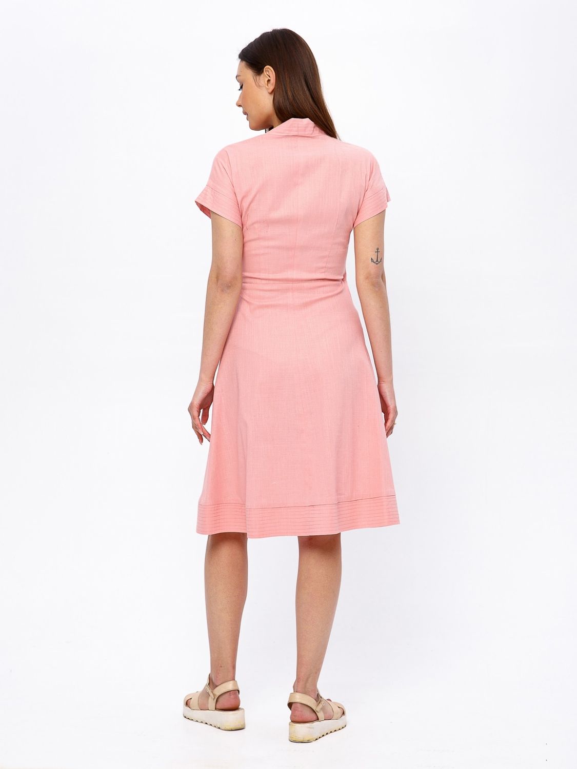 Літня сукня на запах з бавовни рожевого кольору - фото