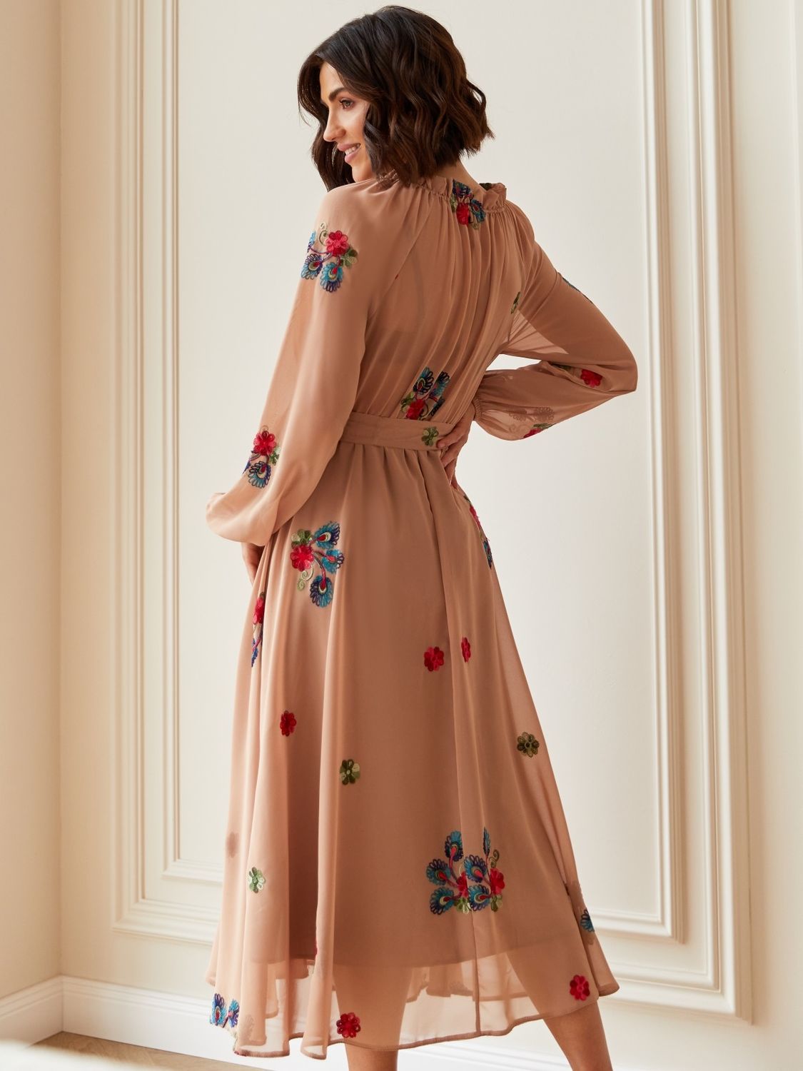 Нарядное шифоновое платье на весну бежевого цвета - фото