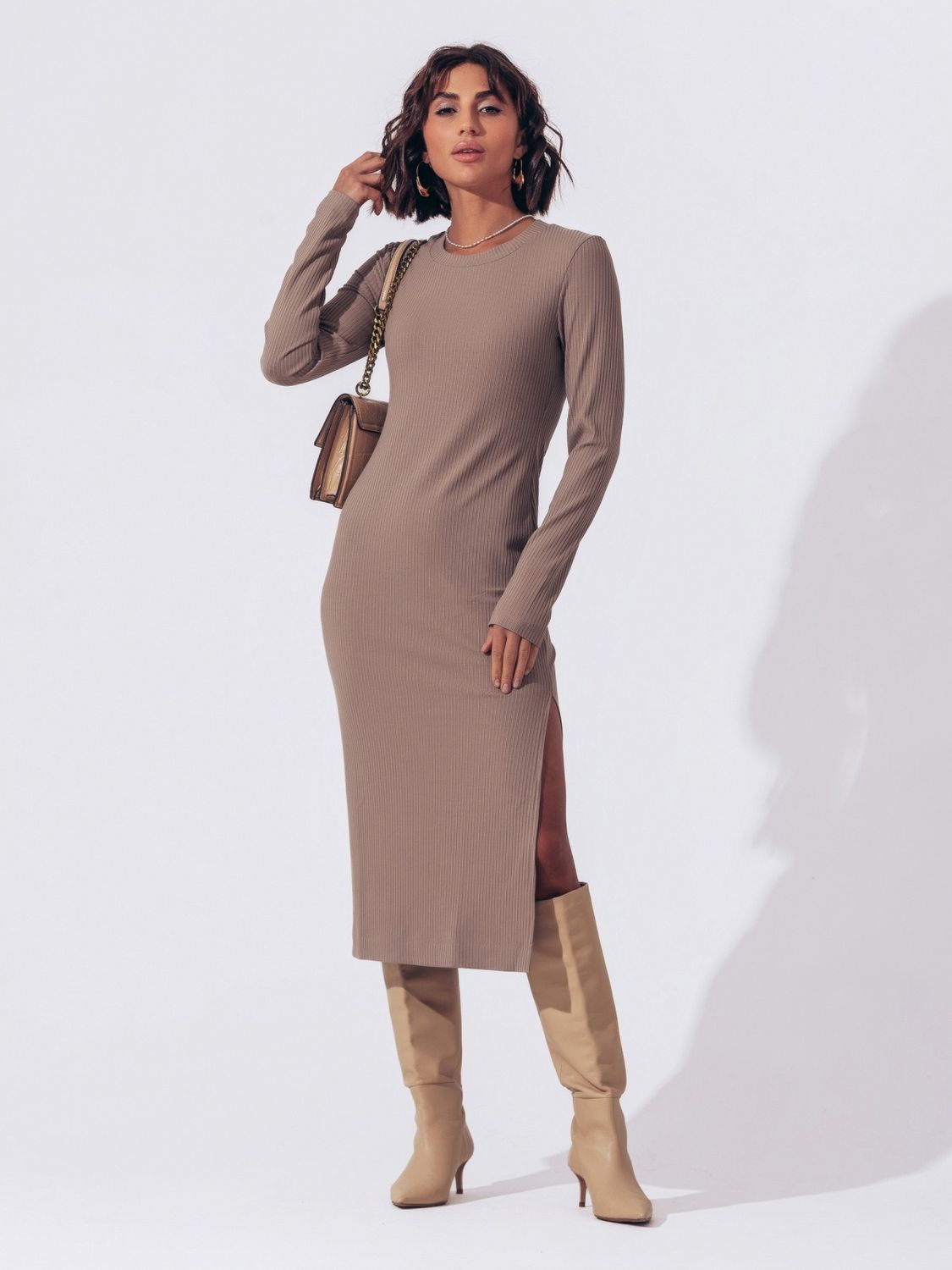 Трикотажне плаття з розрізом на нозі бежевого кольору - фото