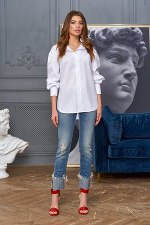 Белая женская рубашка с широкими рукавами - фото