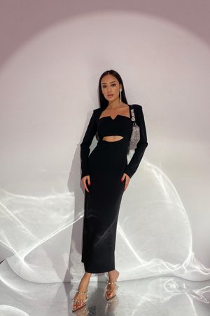 Ефектна чорна сукня максі - фото