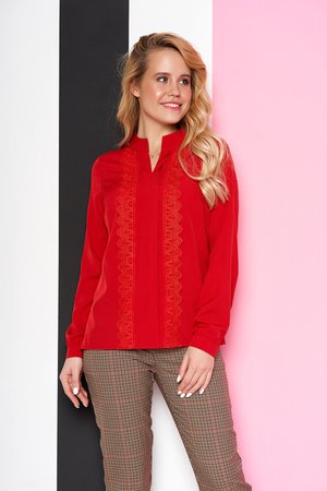 Красная классическая блузка с кружевной отделкой - фото