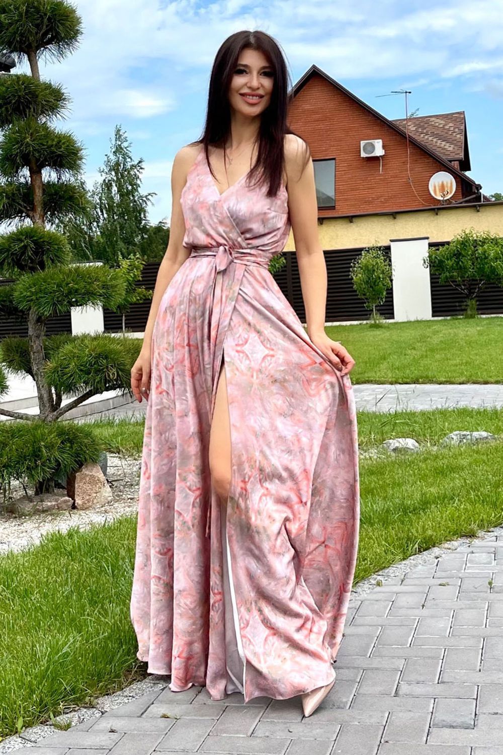 Елегантна довга сукня на запах з принтом персикова - фото