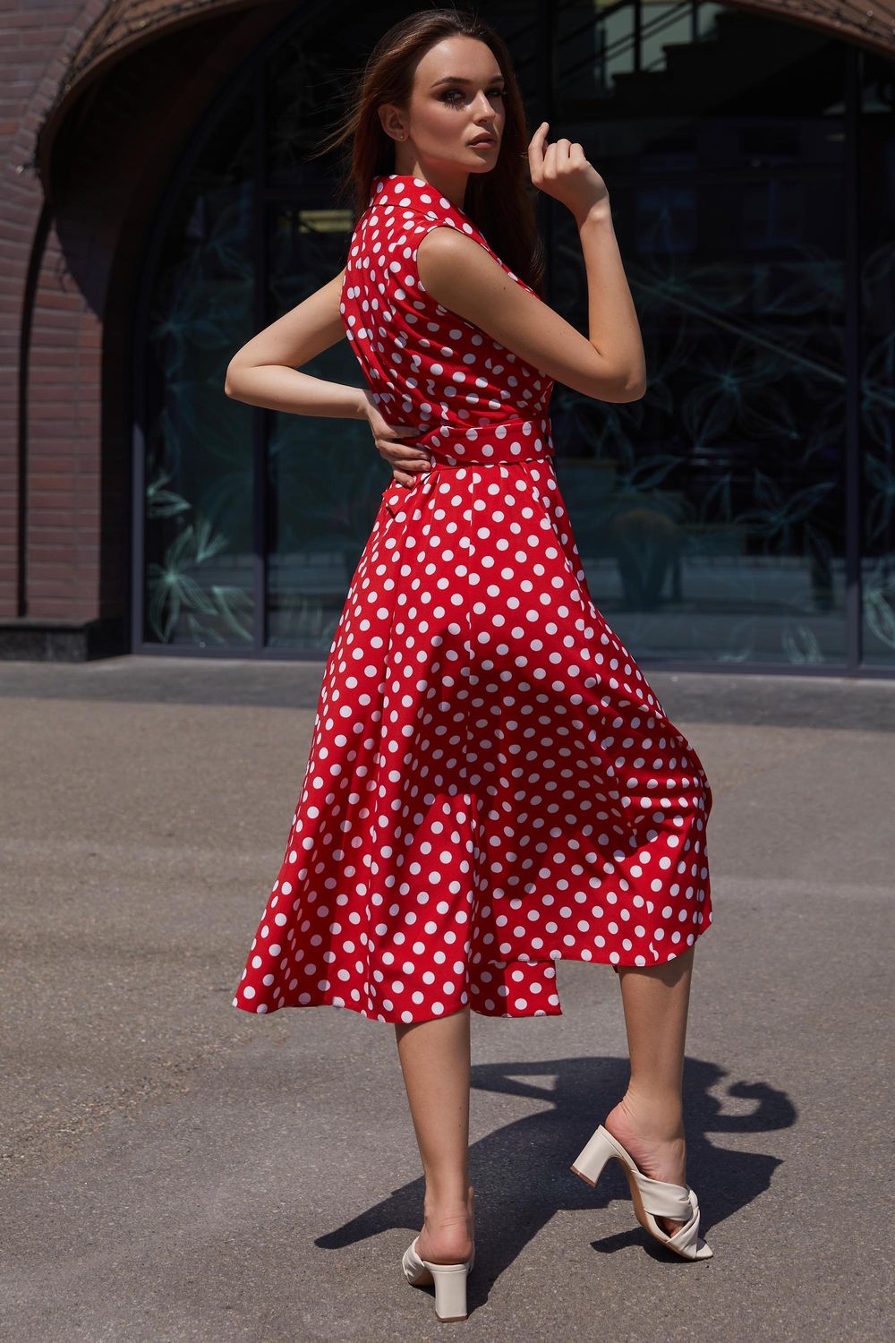 Элегантное летнее платье с запахом в горошек красное - фото
