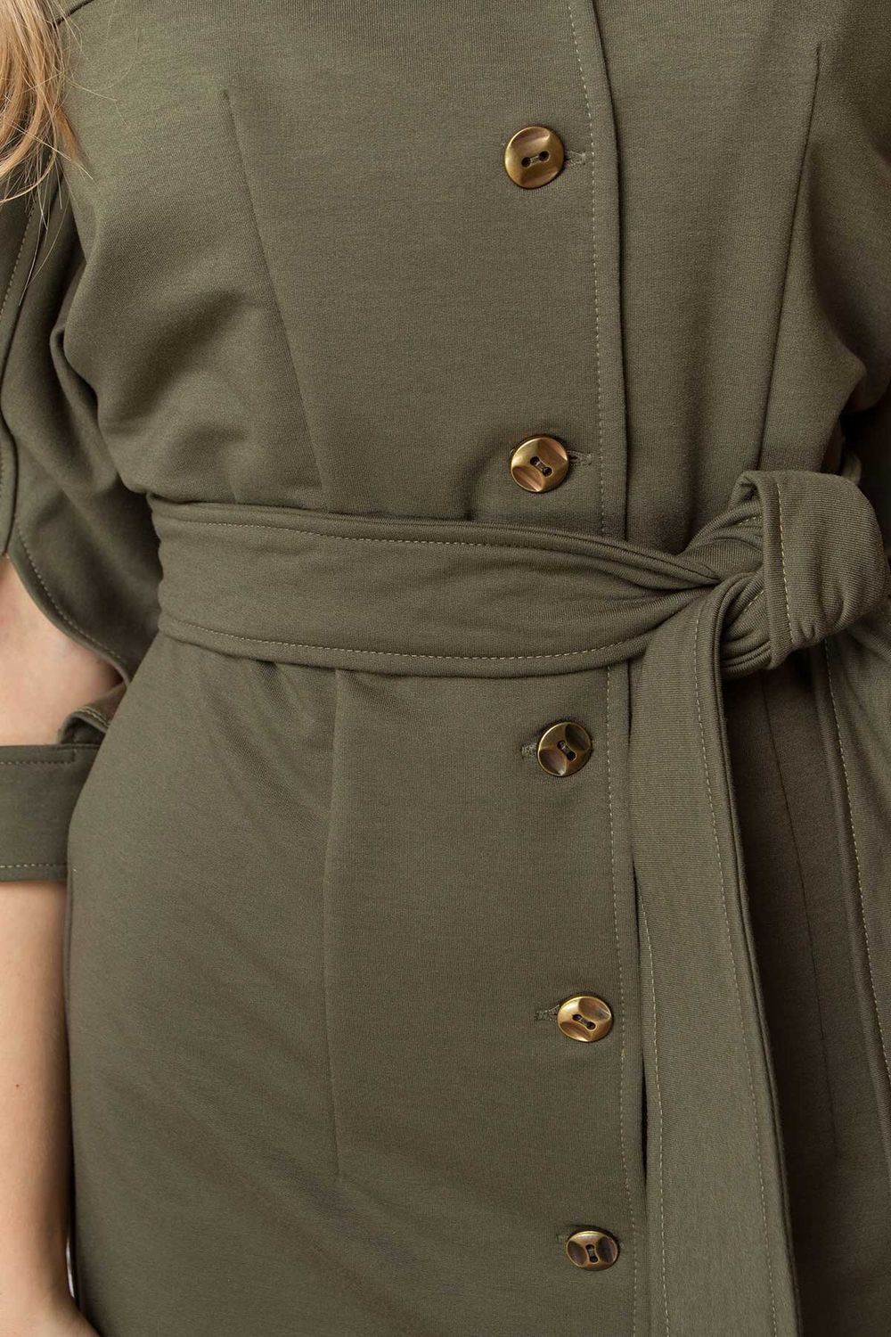 Коротке трикотажне плаття сорочка кольору хакі - фото