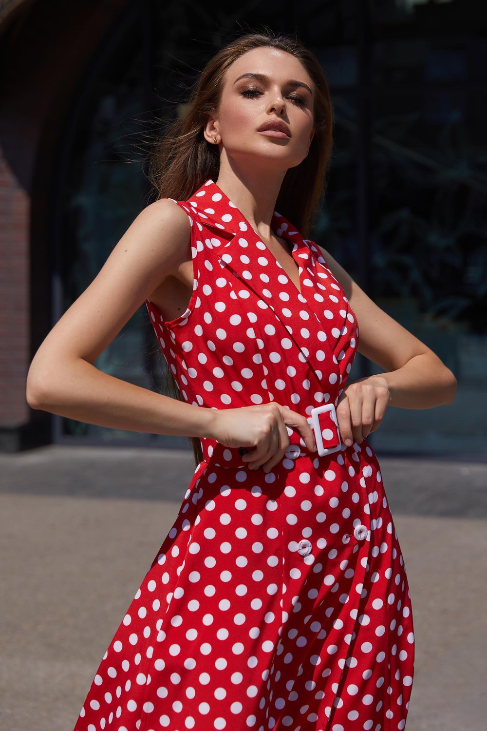 Елегантне літнє плаття з запахом в горошок червоне - фото