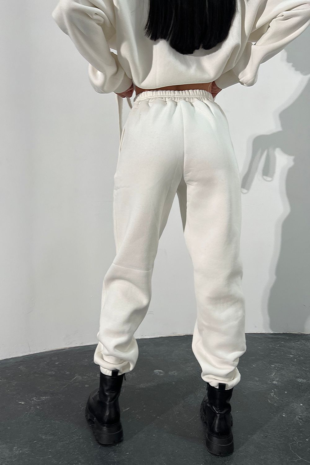 Білі штани у спортивному стилі - фото