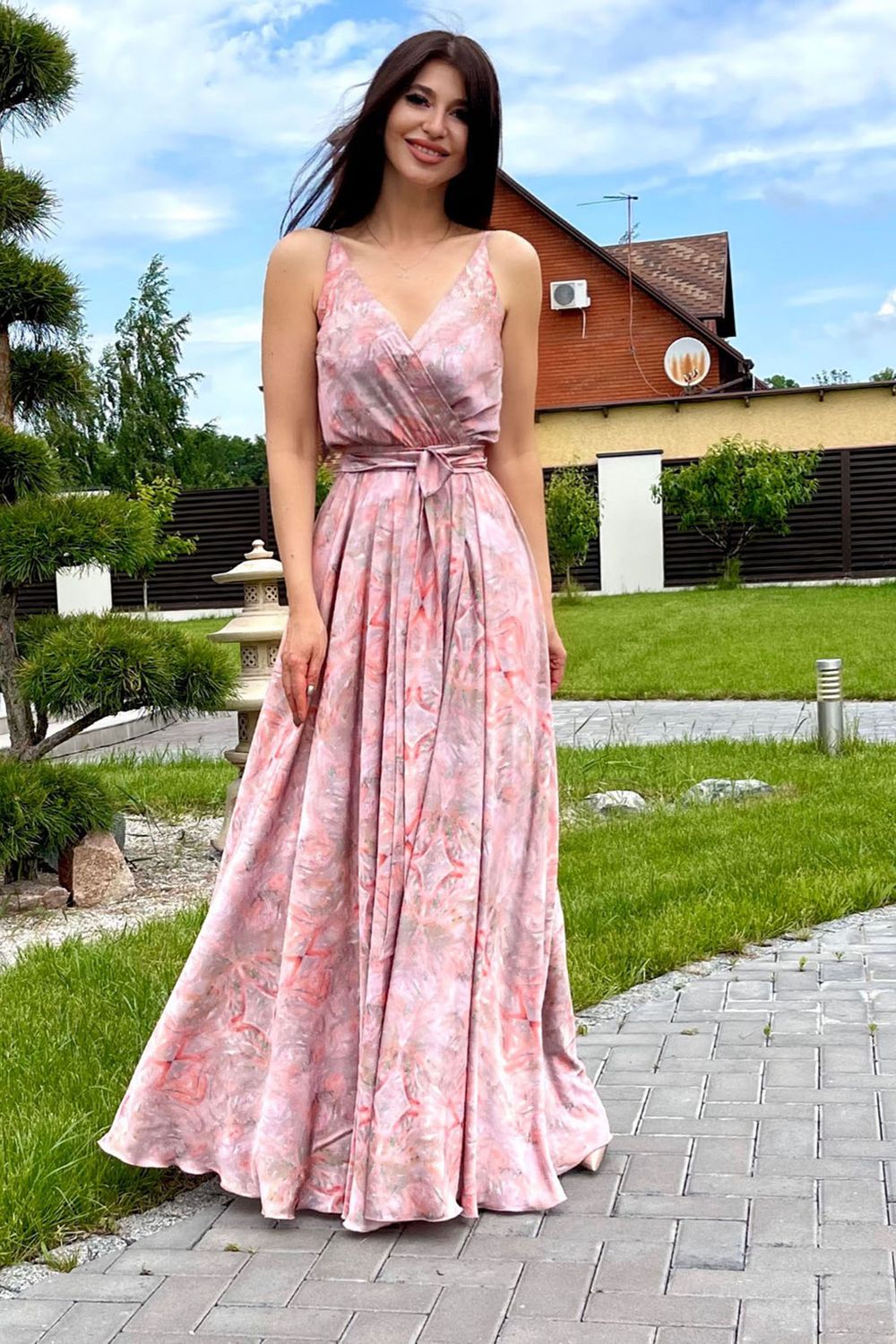Елегантна довга сукня на запах з принтом персикова - фото