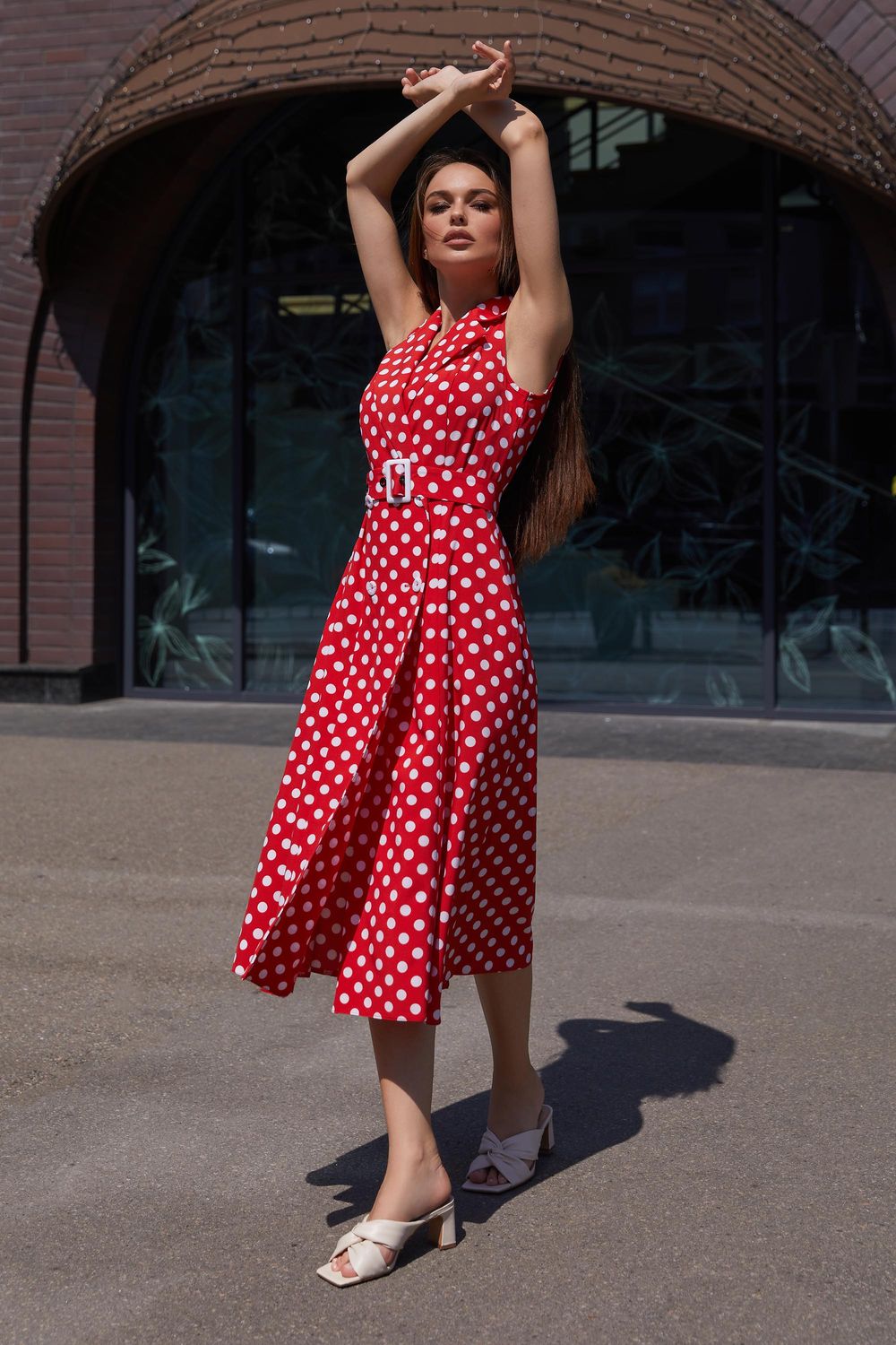 Элегантное летнее платье с запахом в горошек красное - фото
