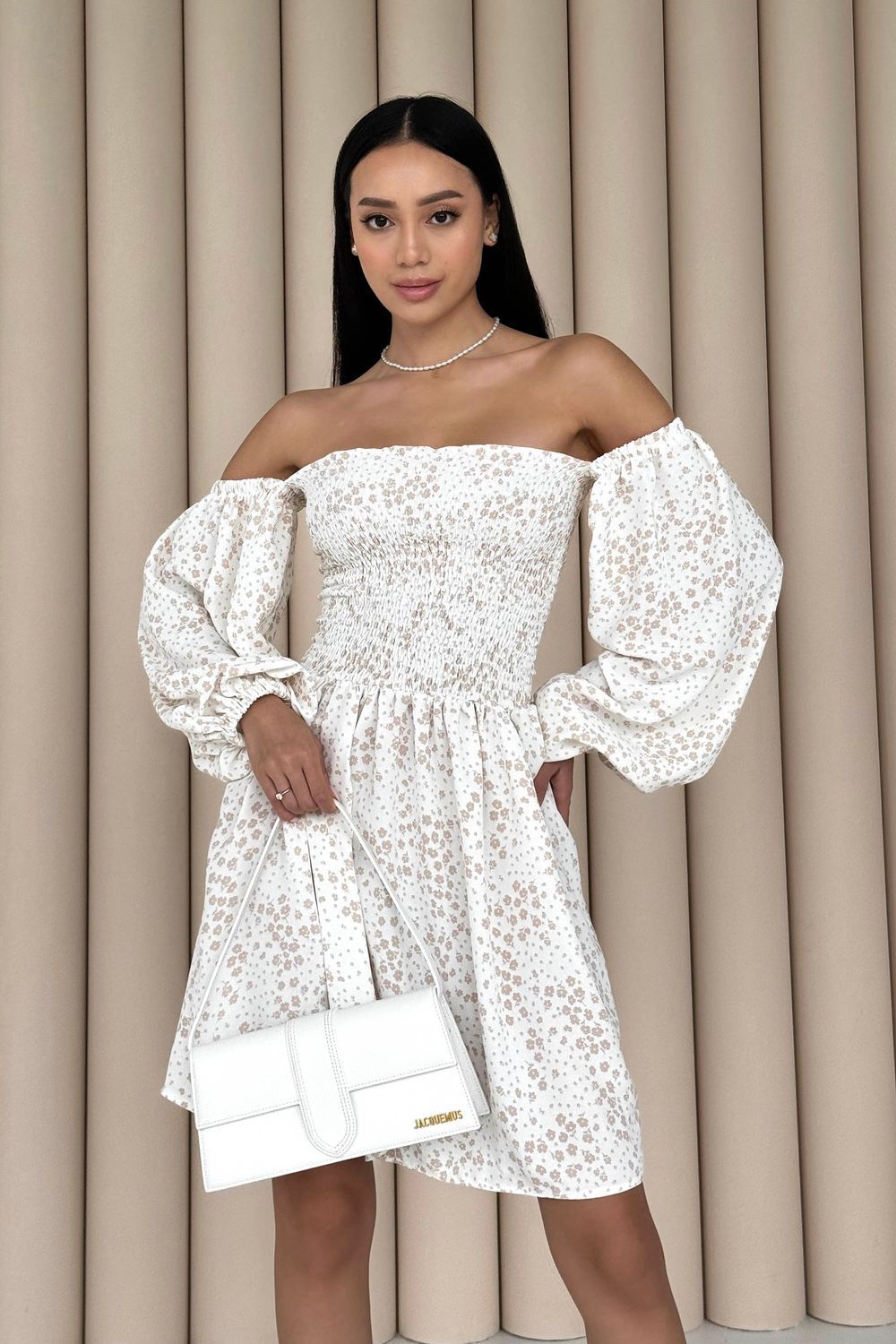 Красивое летнее платье с открытыми плечами - фото