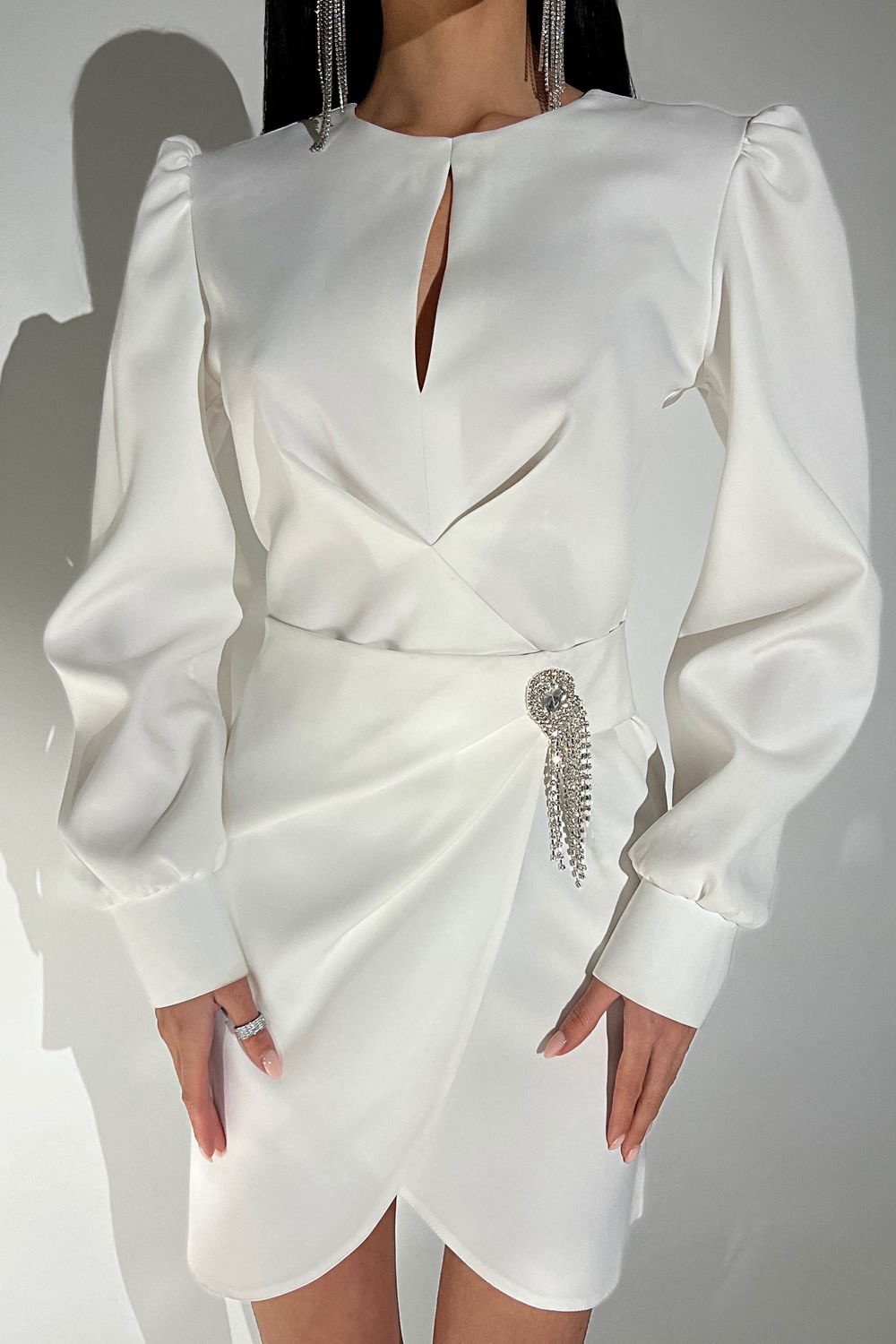 Витончена святкова сукня міні білого кольору - фото