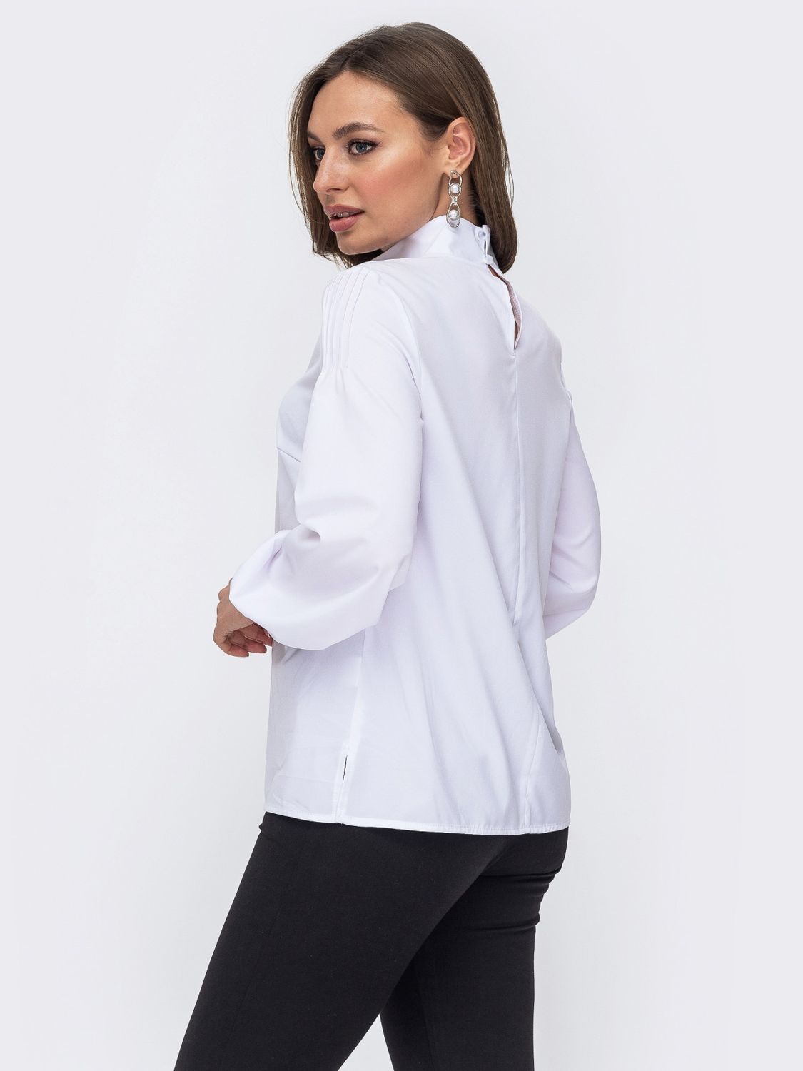 Белая блузка с воротником-стойкой - фото