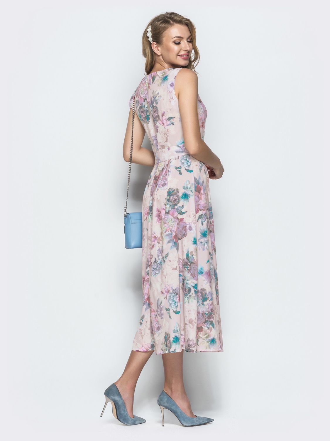 Женственное платье из софта в нежный цветочный принт - фото