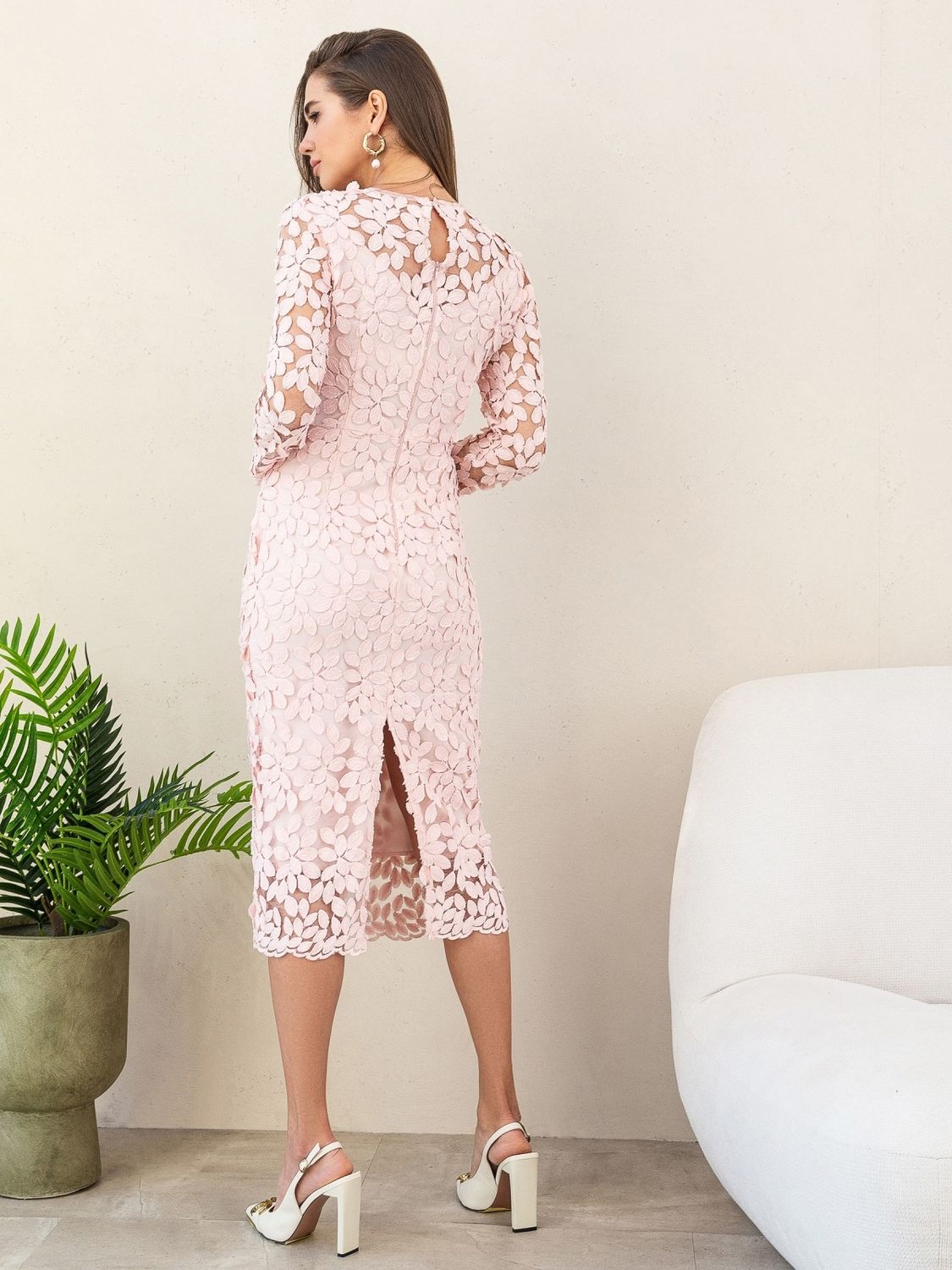 Облягаюча сукня футляр із гіпюру - фото