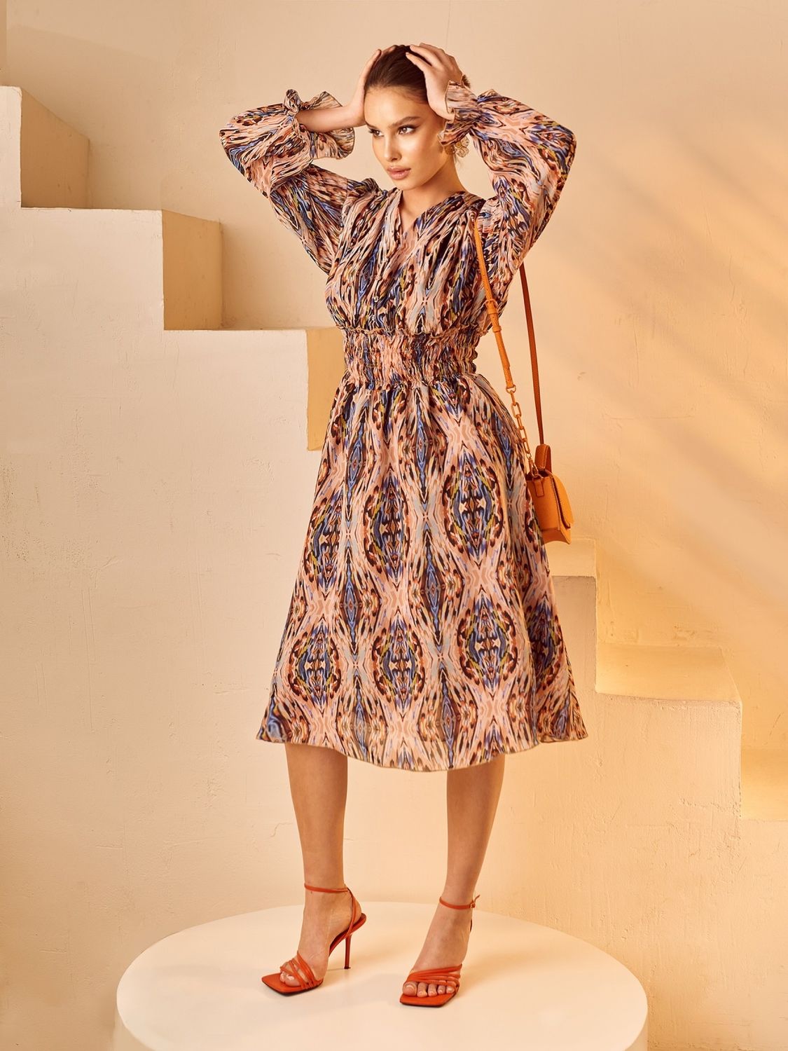 Шикарна шифонова сукня міді з принтом - фото