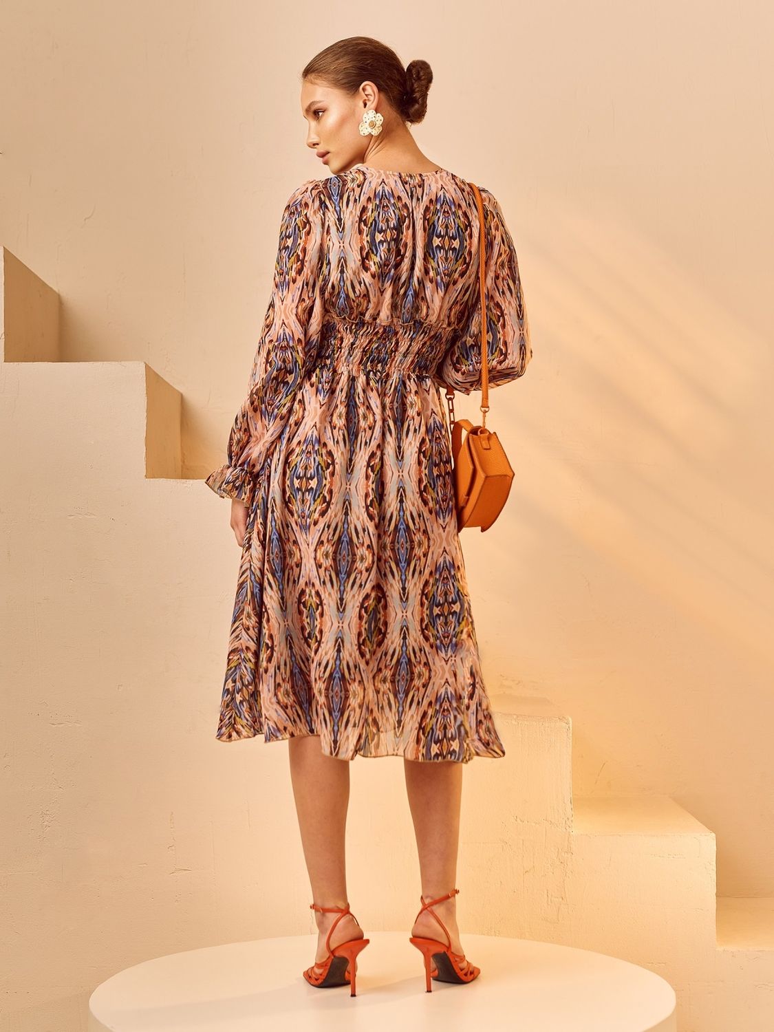 Шикарна шифонова сукня міді з принтом - фото