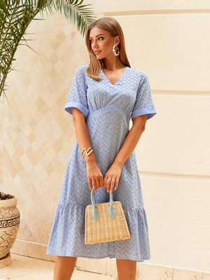 Приталенное платье-миди из голубой прошвы - фото