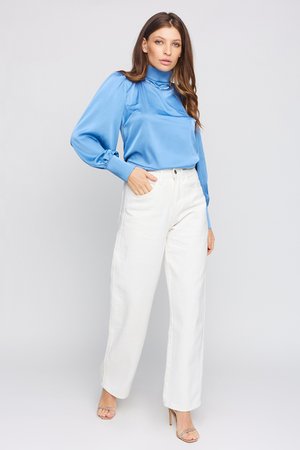 Шовкова блузка з відкритою спиною блакитна - фото