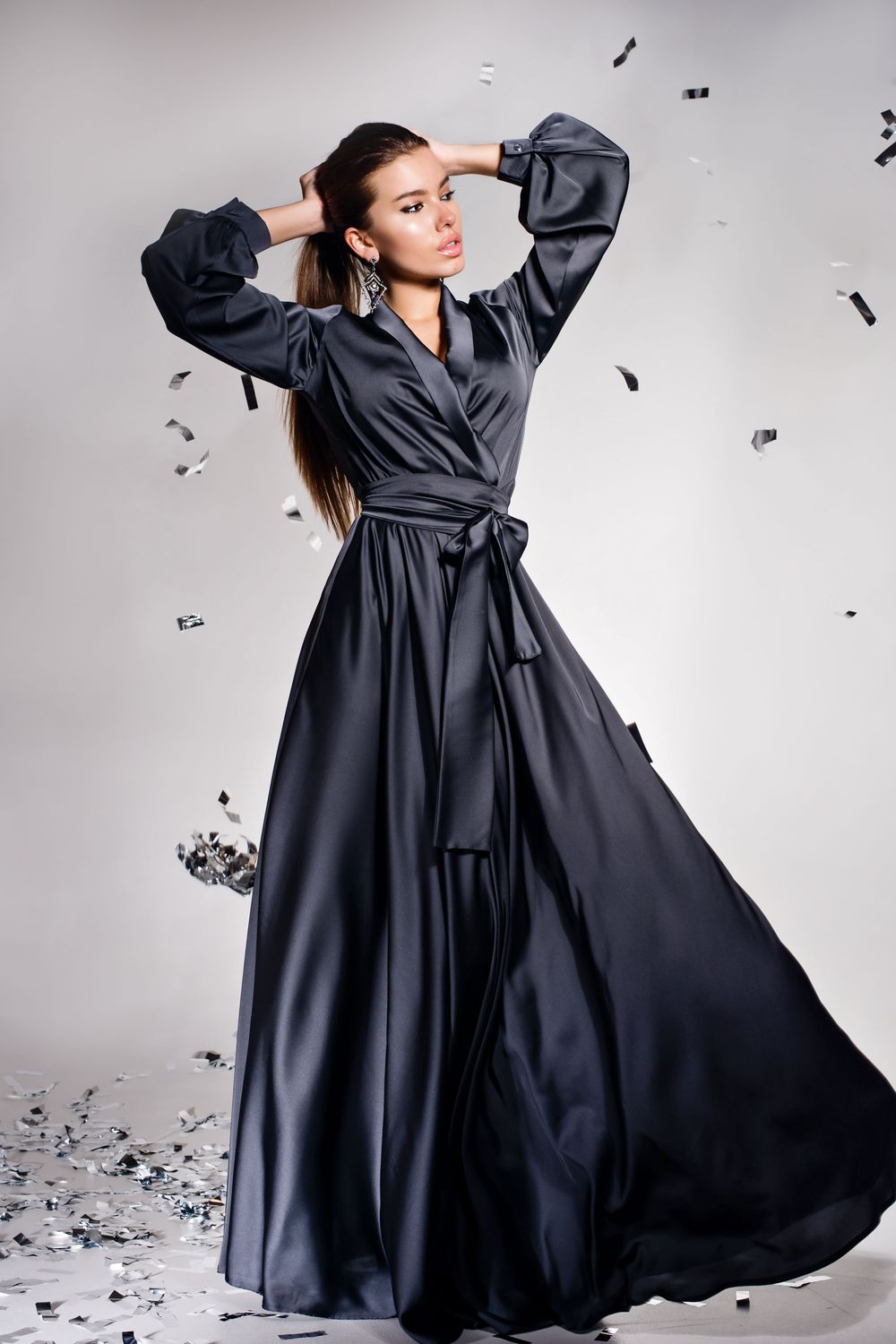 Елегантна вечірня сукня в пол з шовку чорна - фото
