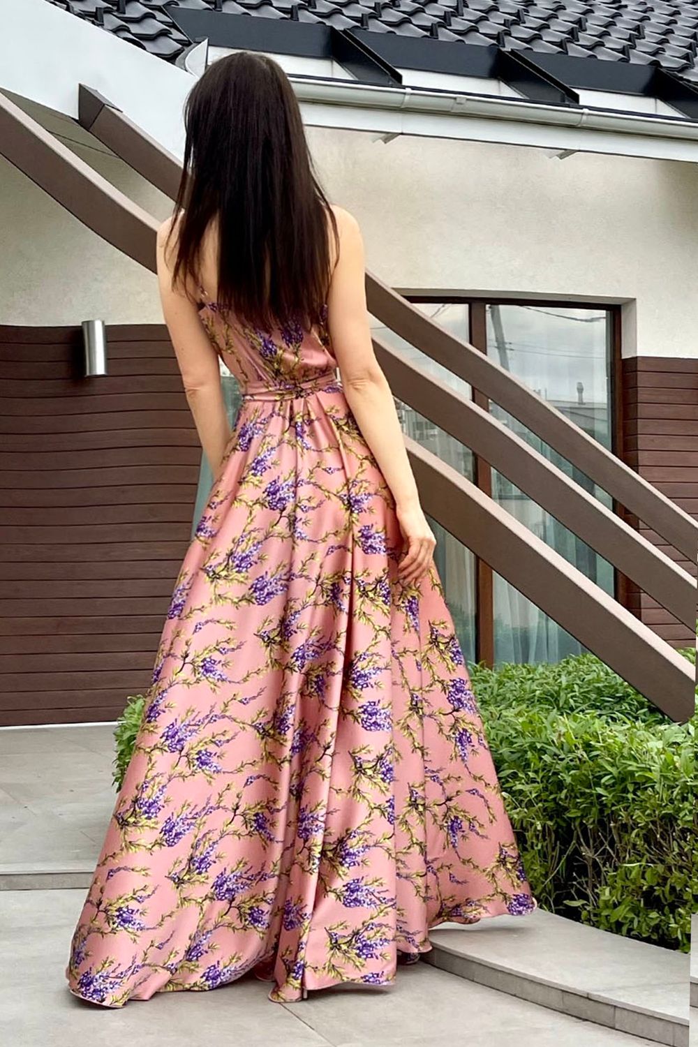 Элегантное длинное платье на запах с принтом пудровое - фото