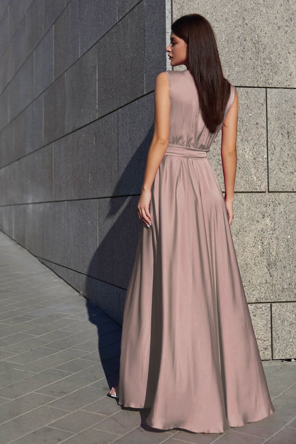 Шелковое вечернее платье в пол бежевого цвета - фото