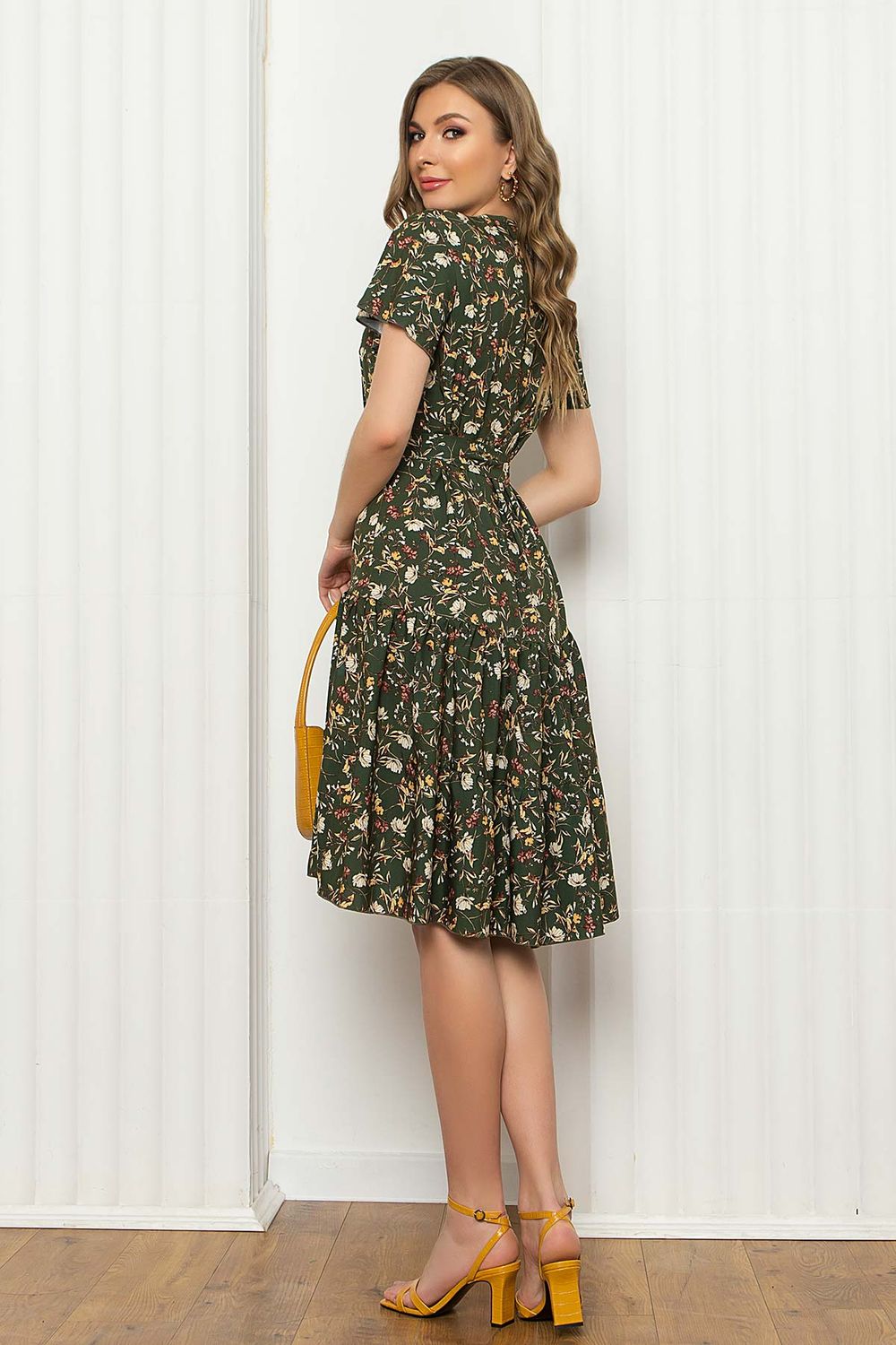 Літнє плаття міді з квітковим принтом кольору хакі - фото