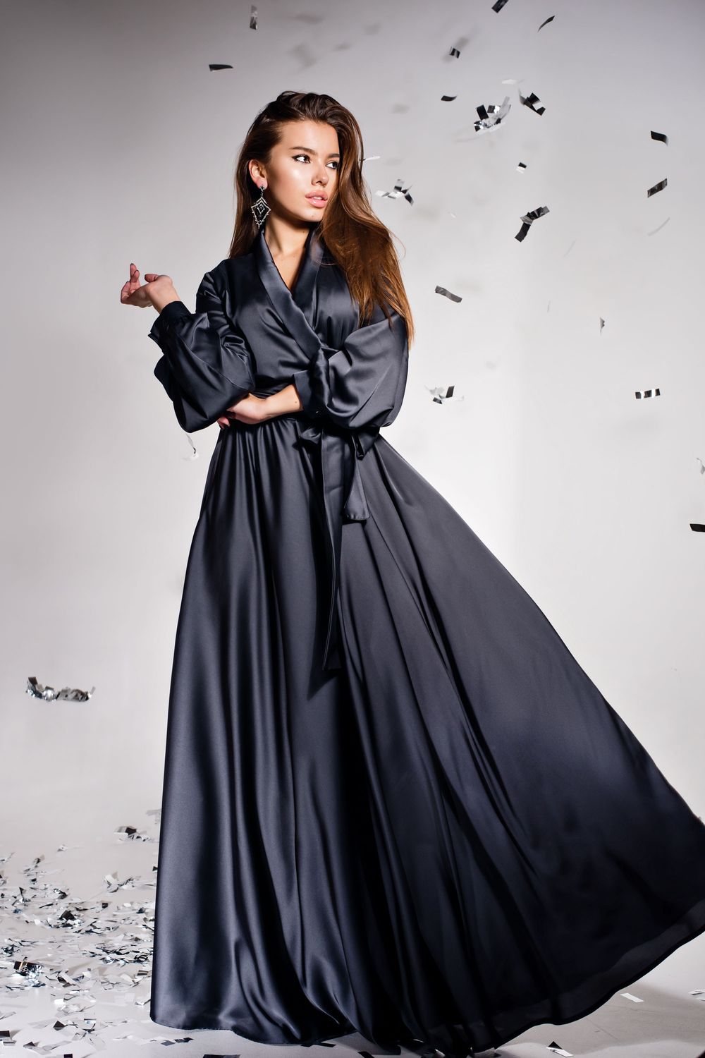 Элегантное вечернее платье в пол из шелка черное - фото