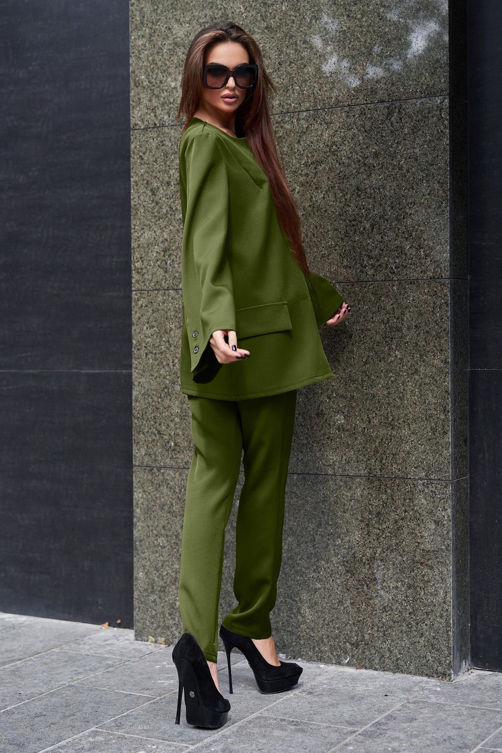 Жіночий брючний костюм двійка кольору хакі - фото
