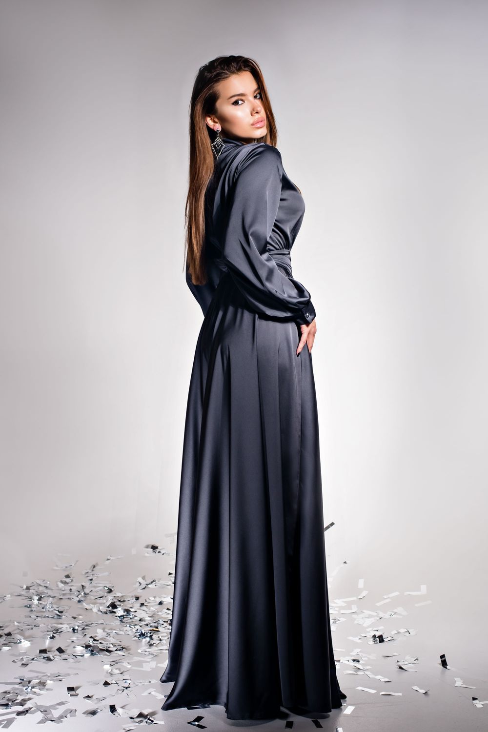 Елегантна вечірня сукня в пол з шовку чорна - фото