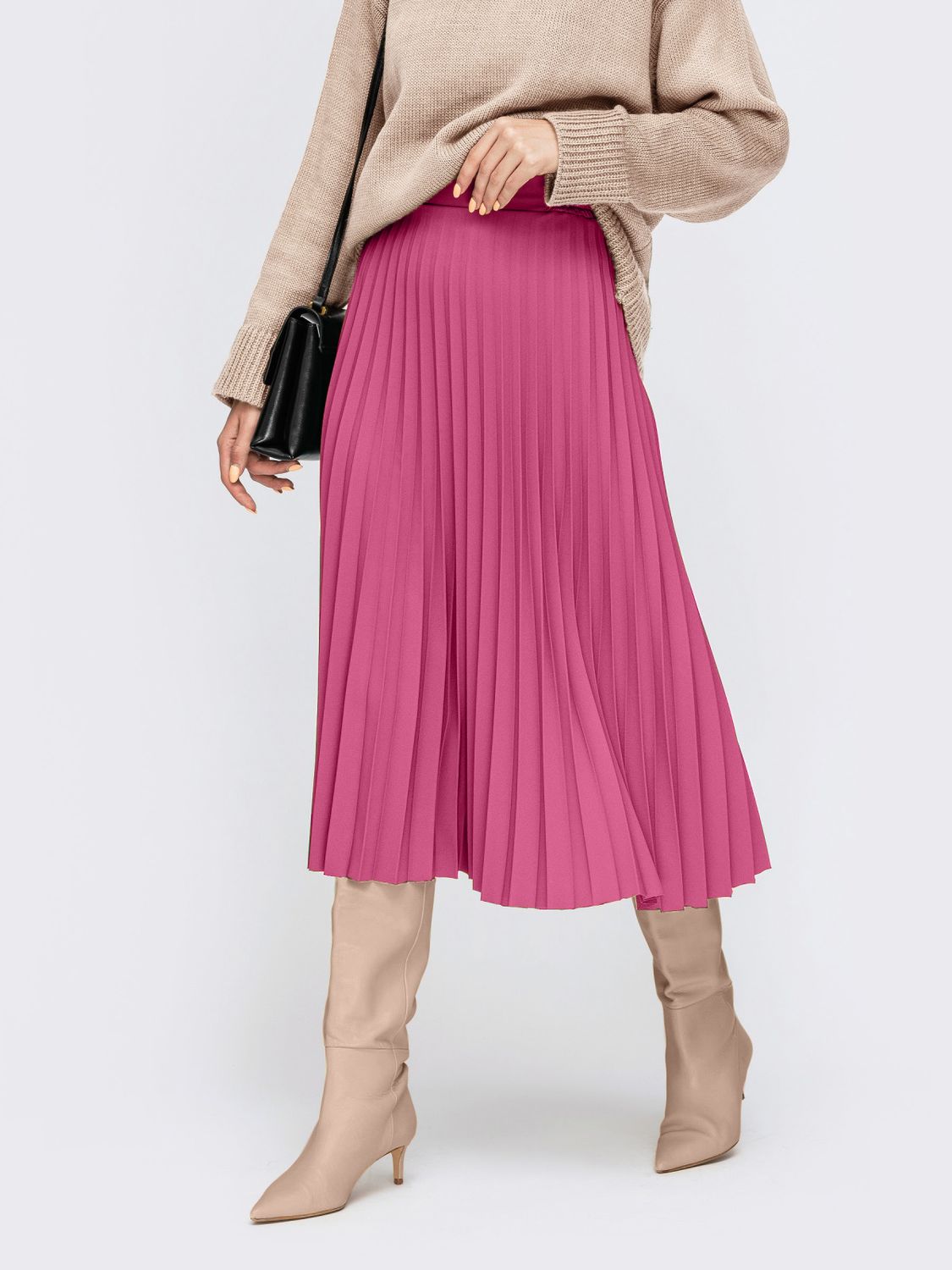 Плиссированная юбка миди розового цвета - фото
