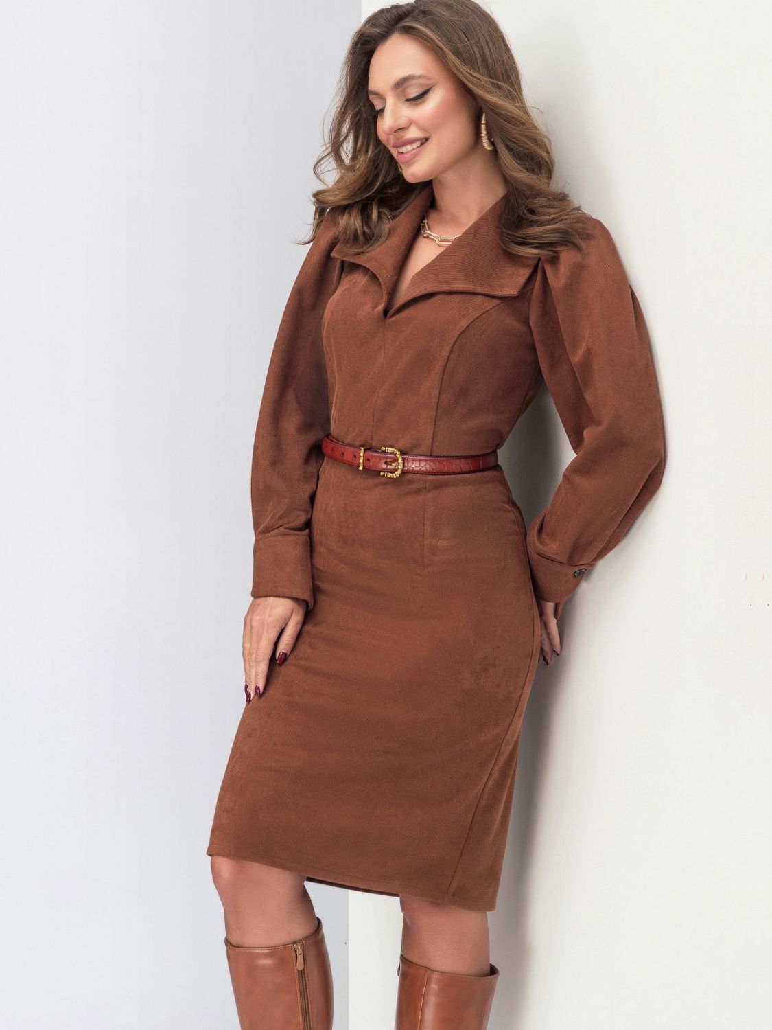 Замшева сукня в офісно-діловому стилі коричневого кольору - фото