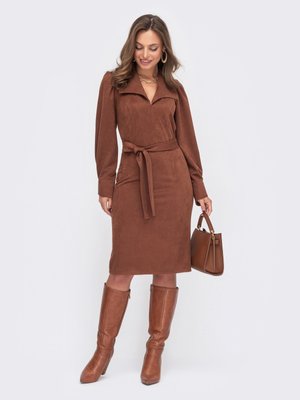 Замшевое платье в офисно-деловом стиле коричневого цвета - фото